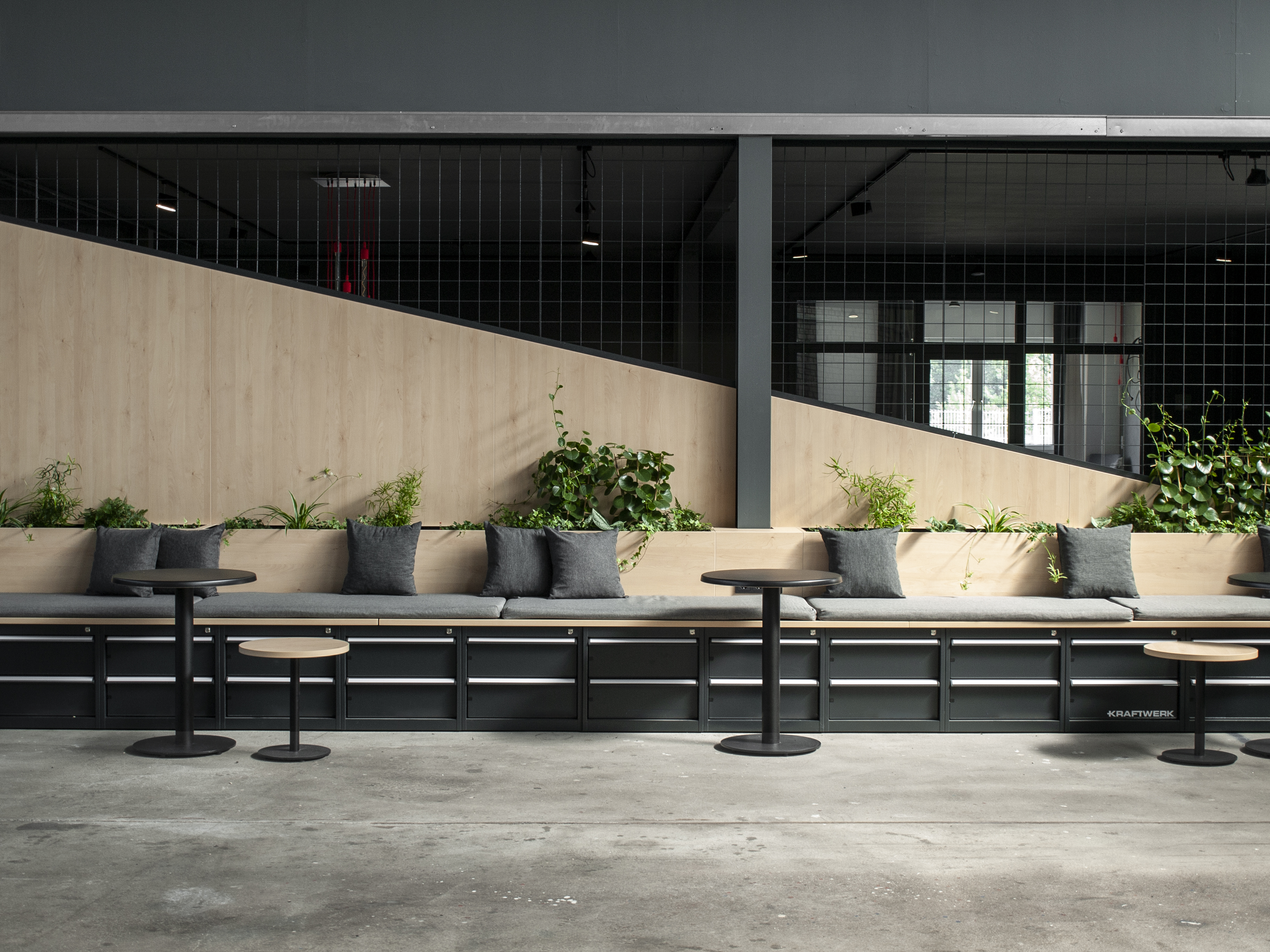 Büro- und Showroomgestaltung Kraftwerk Industry GmbH Co. KG– klare Raumstruktur und industrielle Anmutung